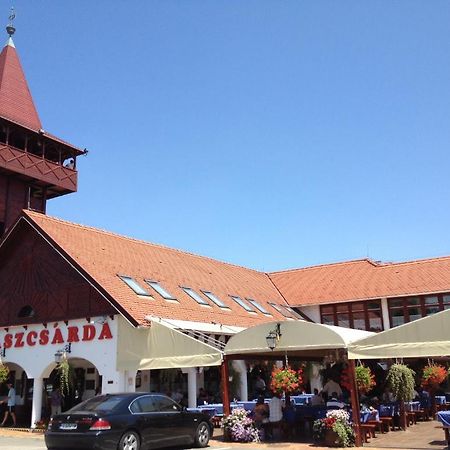 Fehertoi Halaszcsarda Es Szalloda Szatymaz Exterior photo