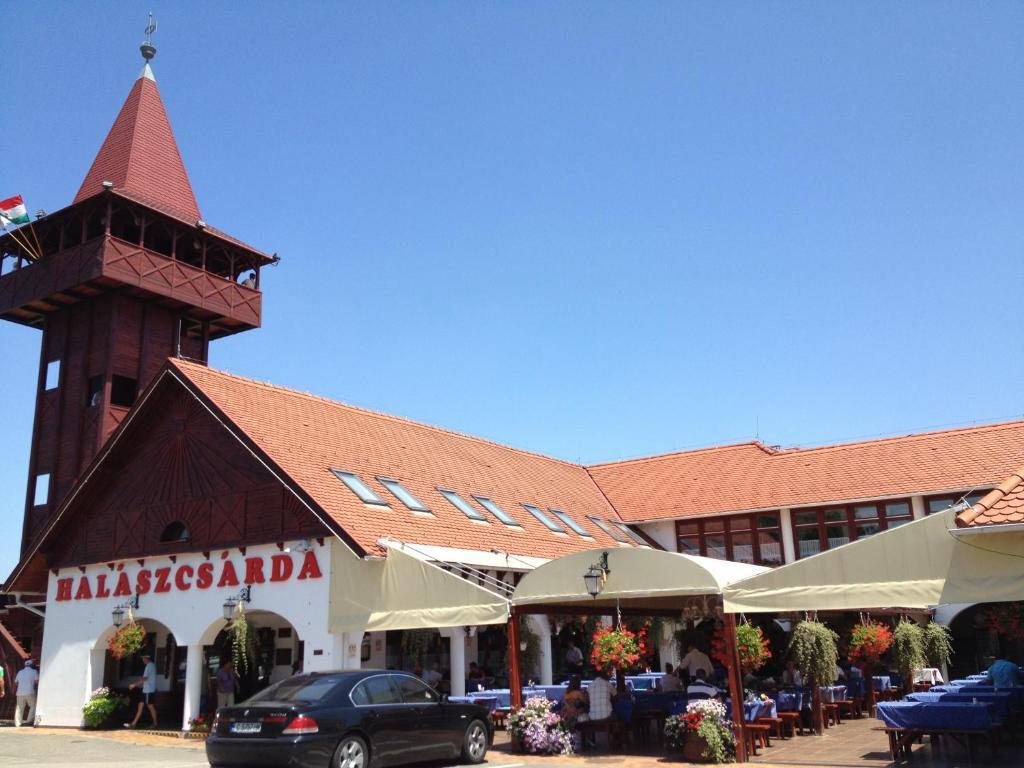 Fehertoi Halaszcsarda Es Szalloda Szatymaz Exterior photo