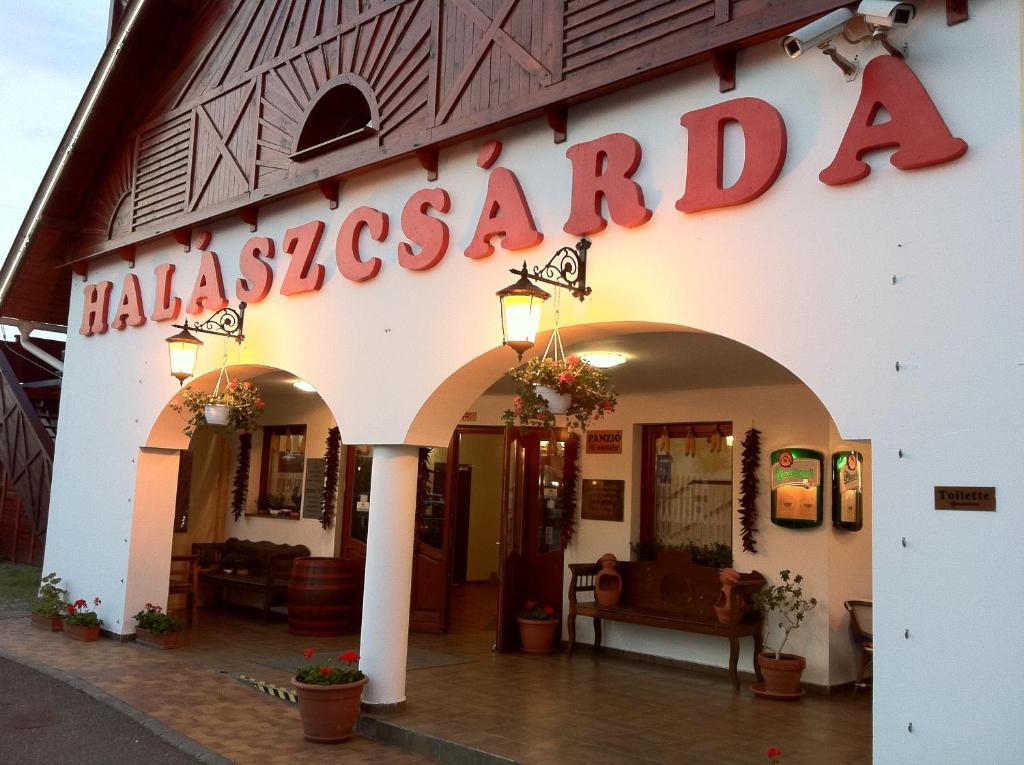 Fehertoi Halaszcsarda Es Szalloda Szatymaz Exterior photo